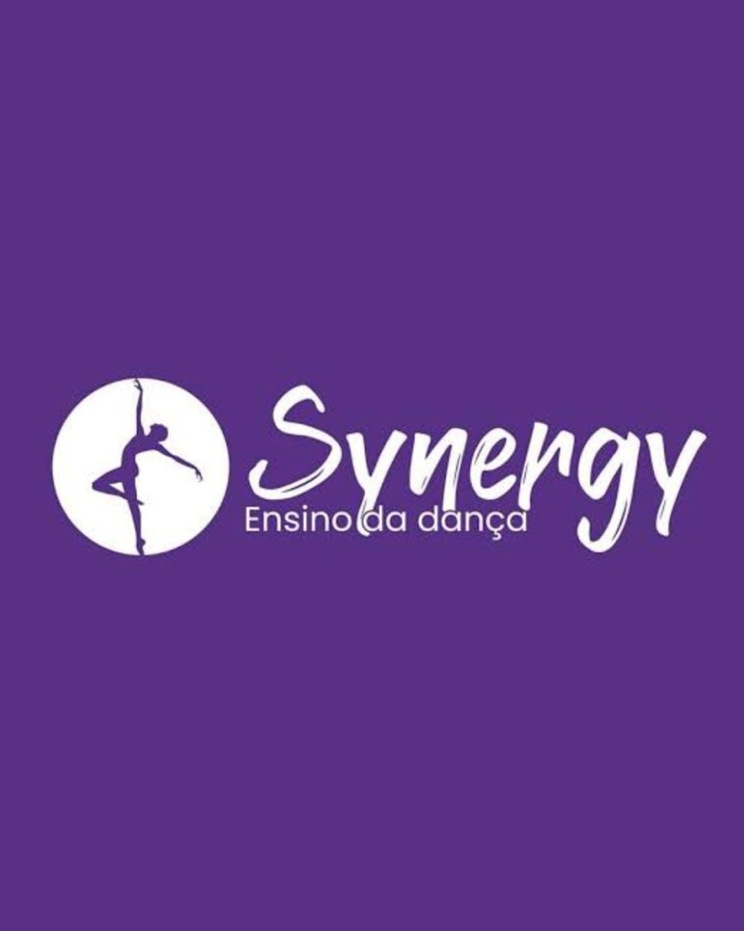 Logotipo da Synergy Ensino da Dança: silhueta de bailarina em círculo branco sobre fundo roxo